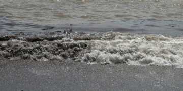 Misteriosa scia bianca nel mare di St Julian