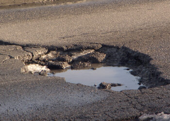 Morti sulle strade in aumento, ma il governo ha in programma di riasfaltarle tutte: basterà?