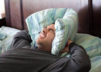 Odissea Pembroke: dormire la notte è impossibile. Sciopero della fame contro inquinamento acustico