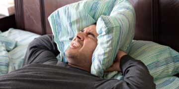 Odissea Pembroke: dormire la notte è impossibile. Sciopero della fame contro inquinamento acustico