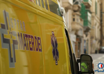 Due vecchiette su una Peugeot 205 coinvolte in un incidente multiplo a Mosta