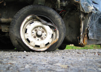 Sliema, in ritardo al lavoro, schianta l’auto e la lascia lì