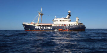 L’Odissea della Golfo Azzurro si tinge di giallo: respinta da Italia e Malta