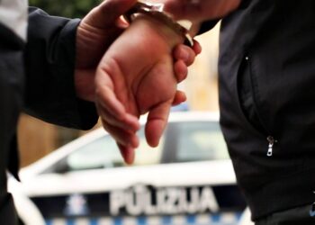 polizia compie arresto