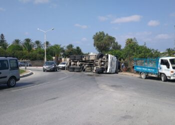 Si ribalta camion alla rotonda di Mosta: traffico paralizzato