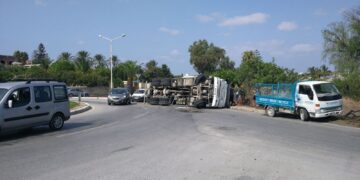 Si ribalta camion alla rotonda di Mosta: traffico paralizzato
