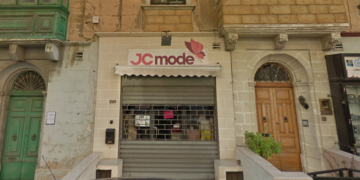 Il carico di una gru precipita su un negozio, salva per un soffio la titolare