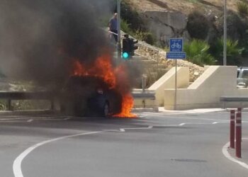 Is-Salina, in fiamme auto a noleggio