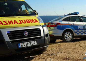 Una vettura della polizia e un'ambulanza