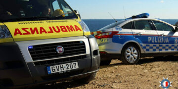 Una vettura della polizia e un'ambulanza