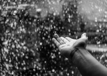 Meteo: lunedì infernale, le piogge causano disagio ai voli e sulle strade. Settimana verso il miglioramento