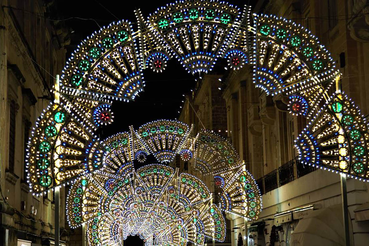 Le luminarie natalizie di Valletta realizzate dall’italiana Faniuolo Illuminazioni