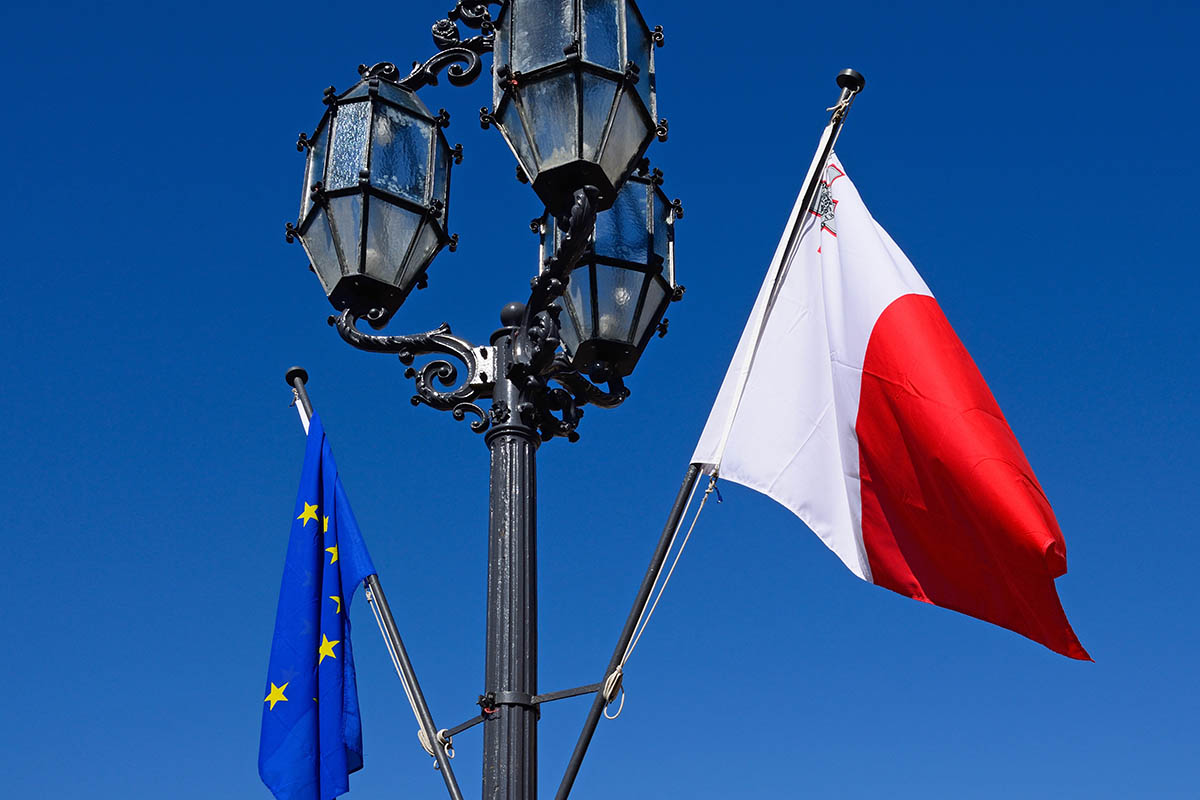Bandiere UE e maltese