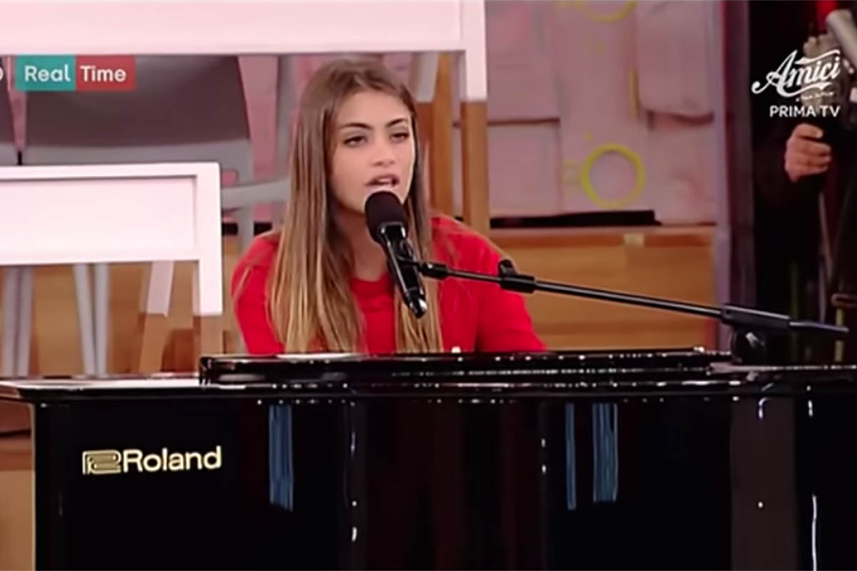 Emma Muscat entra nella casa di Amici su Canale 5 (video)