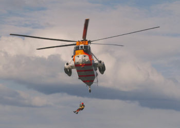 Anziano pescatore italiano soccorso in mare e trasportato al Mater Dei
