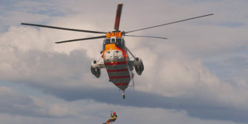 Anziano pescatore italiano soccorso in mare e trasportato al Mater Dei