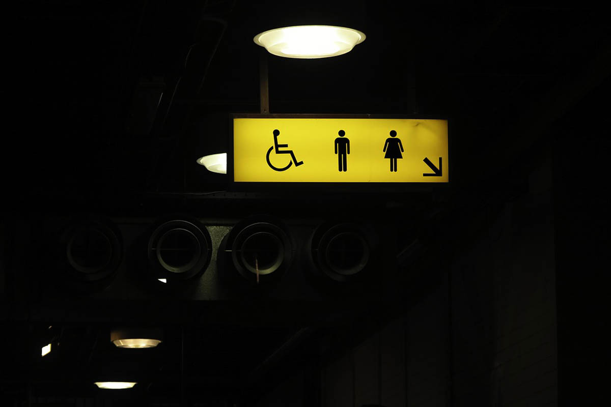 Non gli permettono di usare il bagno a Capodanno, lui la prende male: quattro agenti feriti