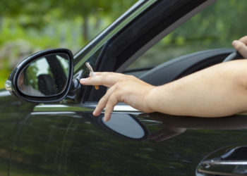 Fumare mentre si guida è punibile da oggi con 50 euro di multa