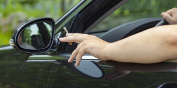 Fumare mentre si guida è punibile da oggi con 50 euro di multa