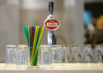 La corsa delle cannucce di plastica termina questa estate