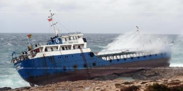 La nave arenata questa mattina ad Qawra [video]