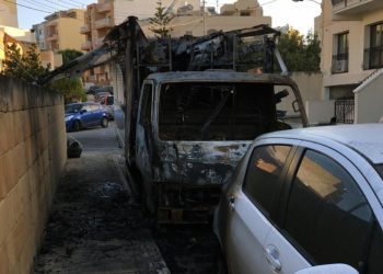 Brucia camioncino della frutta a Marsascala