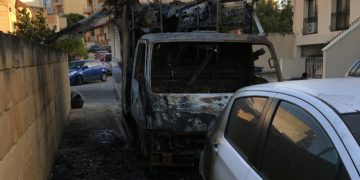 Brucia camioncino della frutta a Marsascala