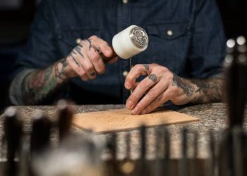 Dal 15 maggio, mostra del tatuatore Rino Valente presso «Solo vinyl & books»