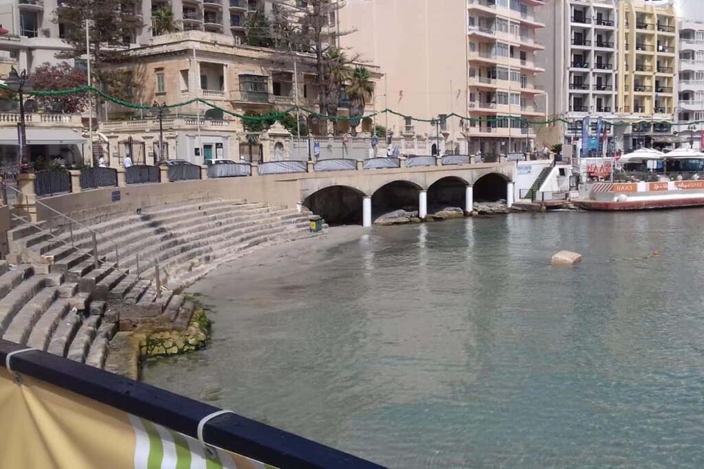 Balluta Bay chiusa per estensione spiaggia