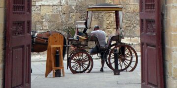 Una tradizionale carrozza per turisti, karozzin, karrozzini