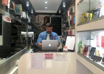 Supernova DOCG presenta: Phone Repair, quando una piccola lampada di Aladino è capace di grandi poteri