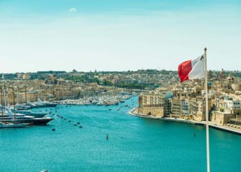 La bandiera maltese sventola sul Grand Harbour