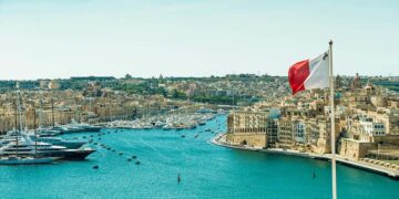 La bandiera maltese sventola sul Grand Harbour