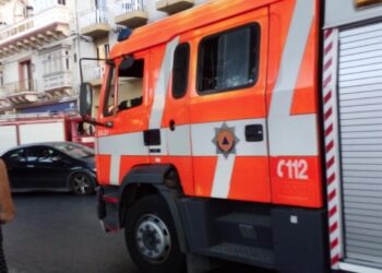 Unità dei vigili del fuoco presso un albergo di Sliema, in fiamme una stanza