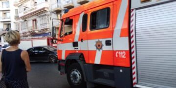 Unità dei vigili del fuoco presso un albergo di Sliema, in fiamme una stanza
