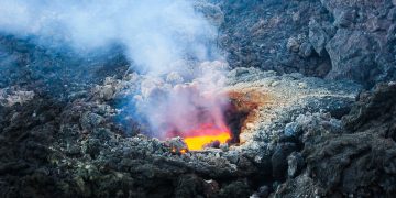 L’Etna scivola verso sud, e gli scienziati avvertono: “Rischio tsunami a Malta”
