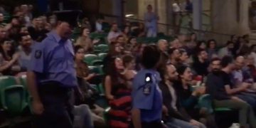 Polizia interrompe il concerto di Vinicio Capossela