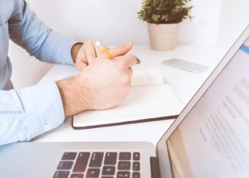 banca computer ufficio impiegato lavoro