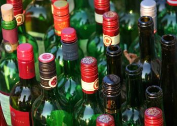 bottiglie vino alcolici ubriaco bere