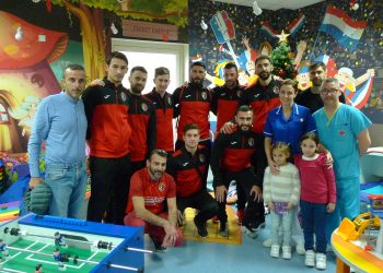 Gli Hamrun Spartans visitano il reparto di oncologia pediatrica