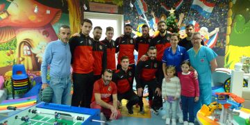 Gli Hamrun Spartans visitano il reparto di oncologia pediatrica