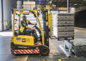 lavoratore operaio carrello muletto-min