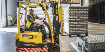 lavoratore operaio carrello muletto-min