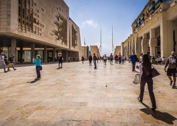 parlamento valletta strada gente shopping