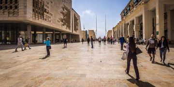 parlamento valletta strada gente shopping