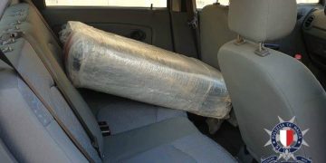 Girava con 15 kg di cannabis sul sedile posteriore dell’auto: arrestato