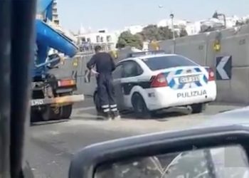 macchina polizia coperta di cemento