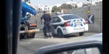 macchina polizia coperta di cemento