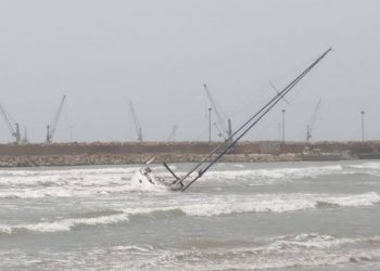 Yacht proveniente da Malta si arena sulla spiaggia di Pozzallo