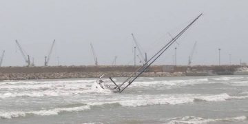 Yacht proveniente da Malta si arena sulla spiaggia di Pozzallo